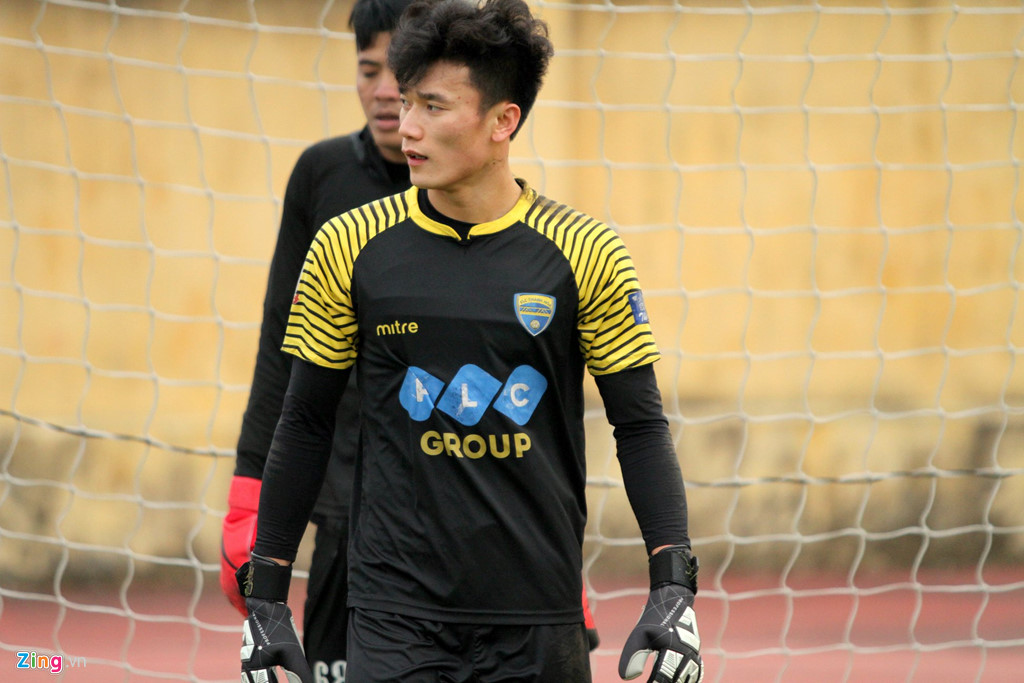 Thủ môn Bùi Tiến Dũng trở lại tập luyện chuẩn bị cho AFC Cup 2018